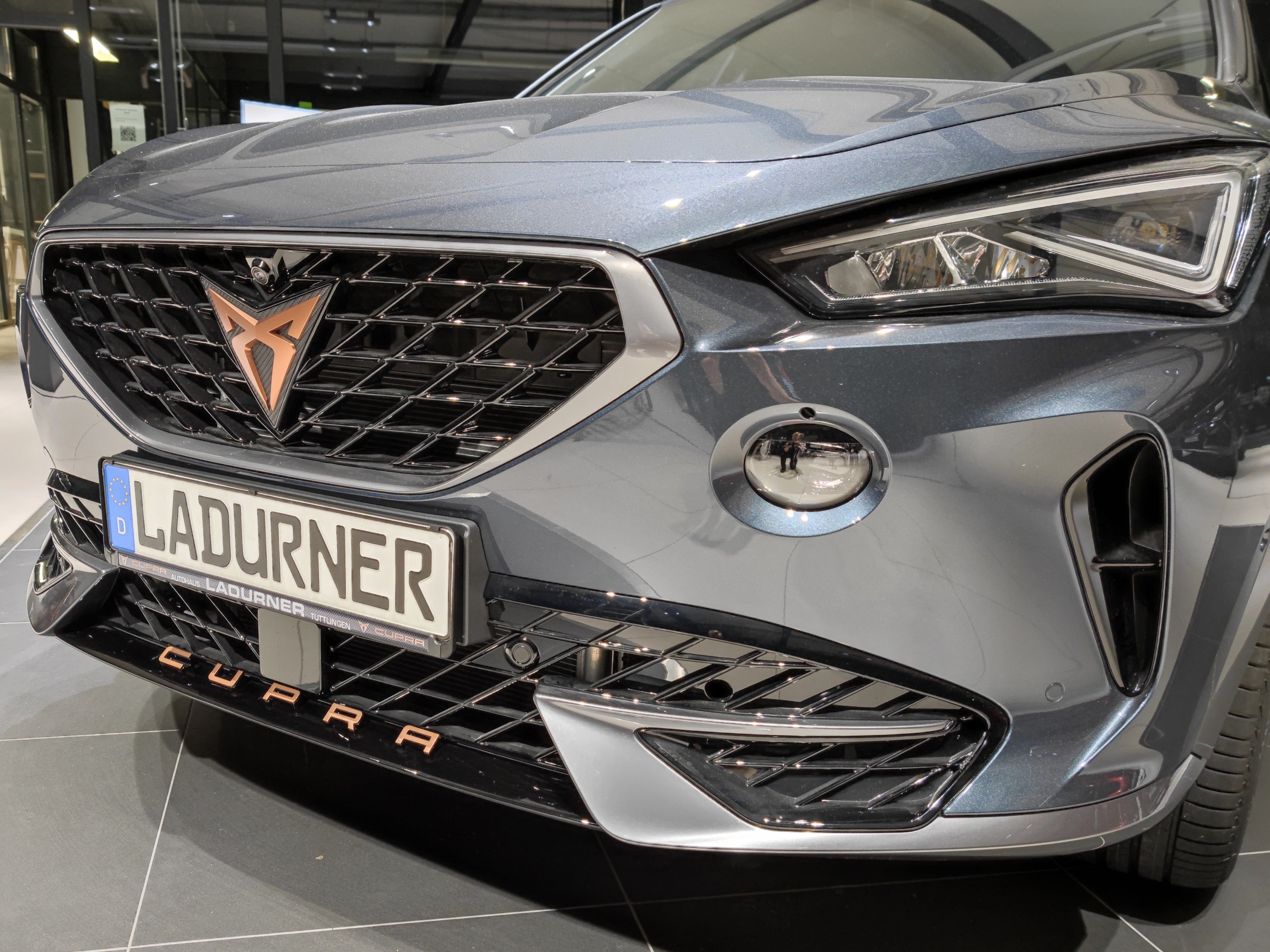 Cupra Schriftzug für den Cupra Formentor in Kupfer