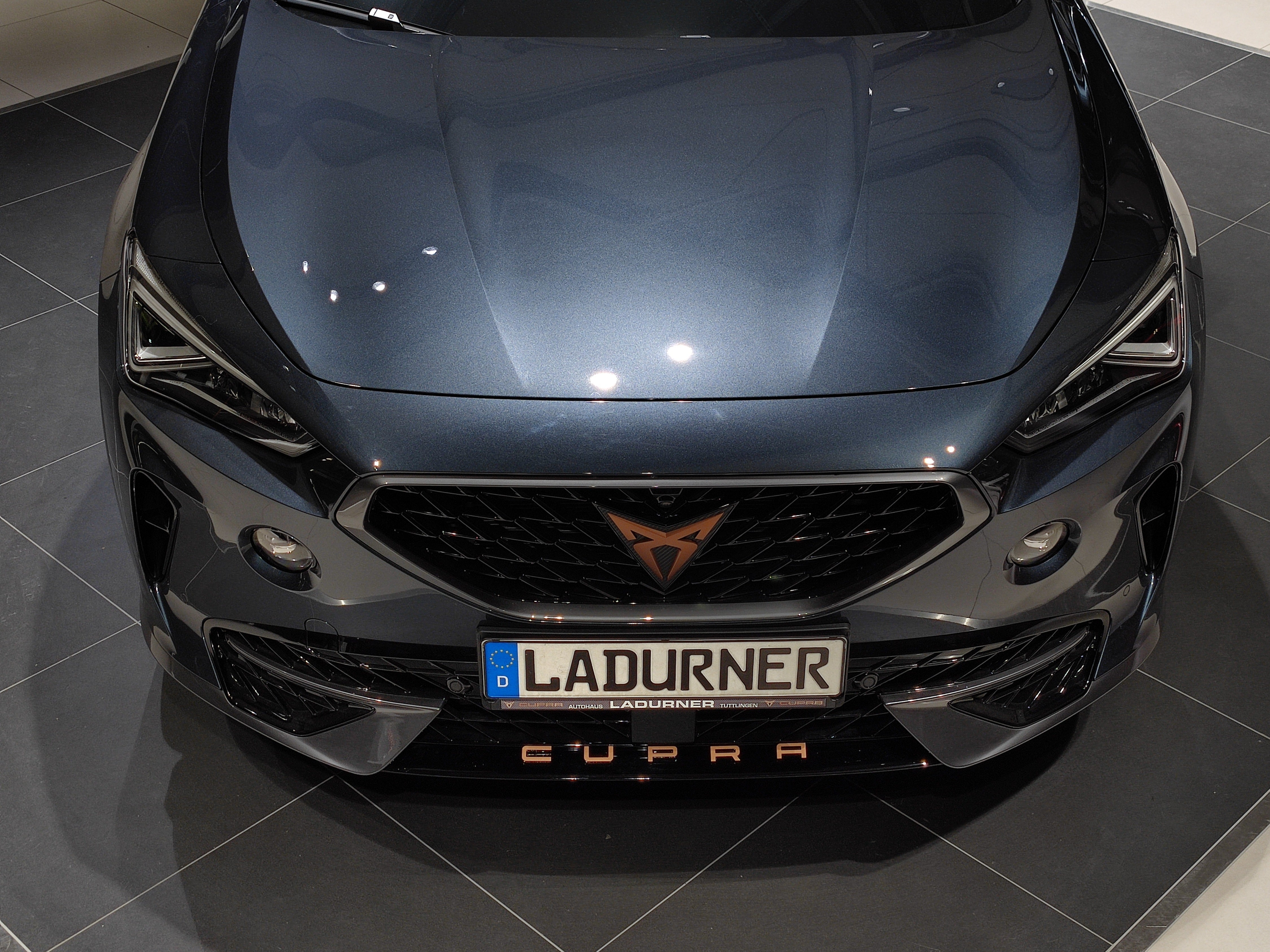 Cupra Schriftzug für den Cupra Formentor in Kupfer