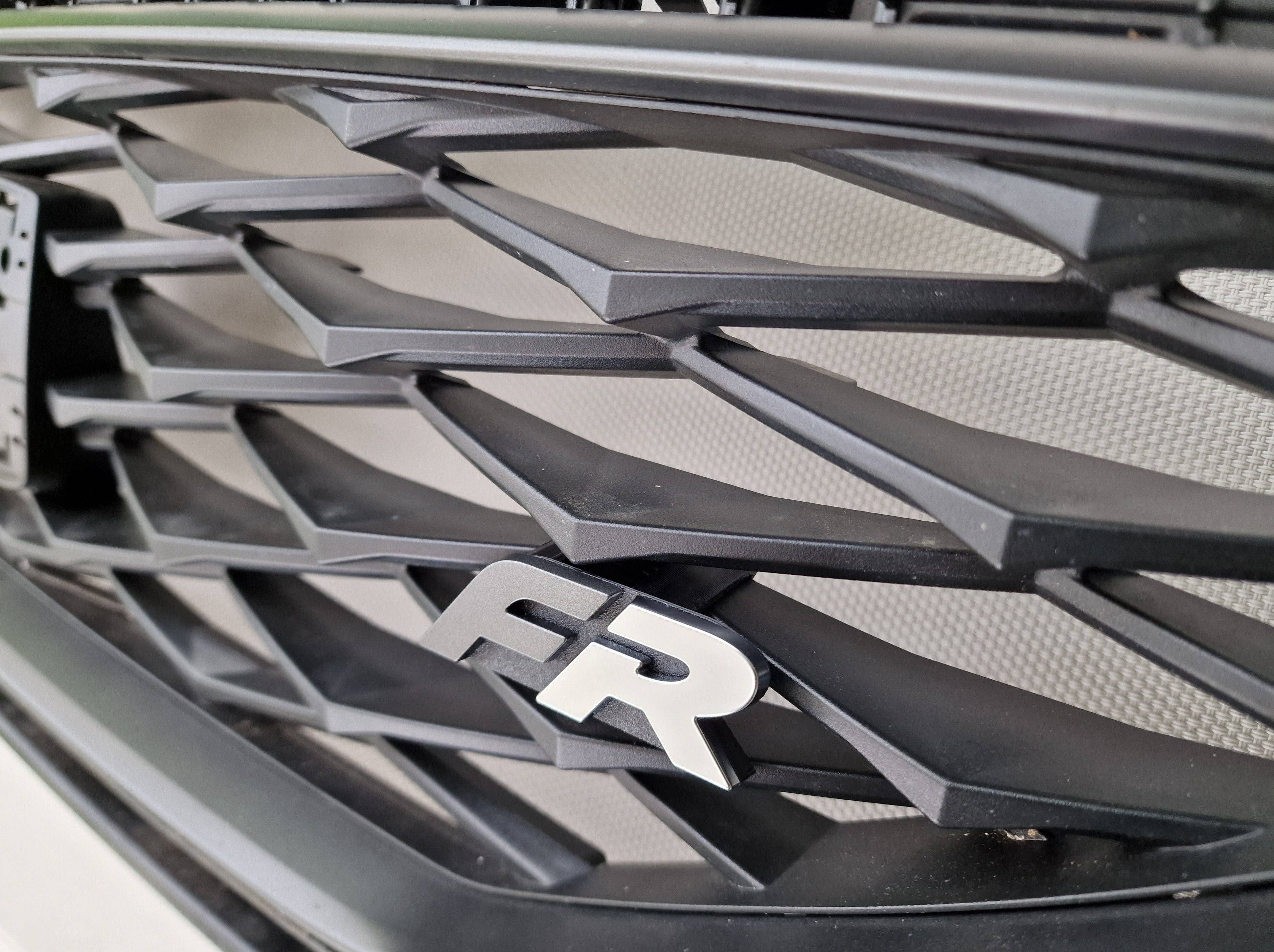 Seat Leon KL FR Logo / Emblem / Schriftzug vorne Kühlergrill
