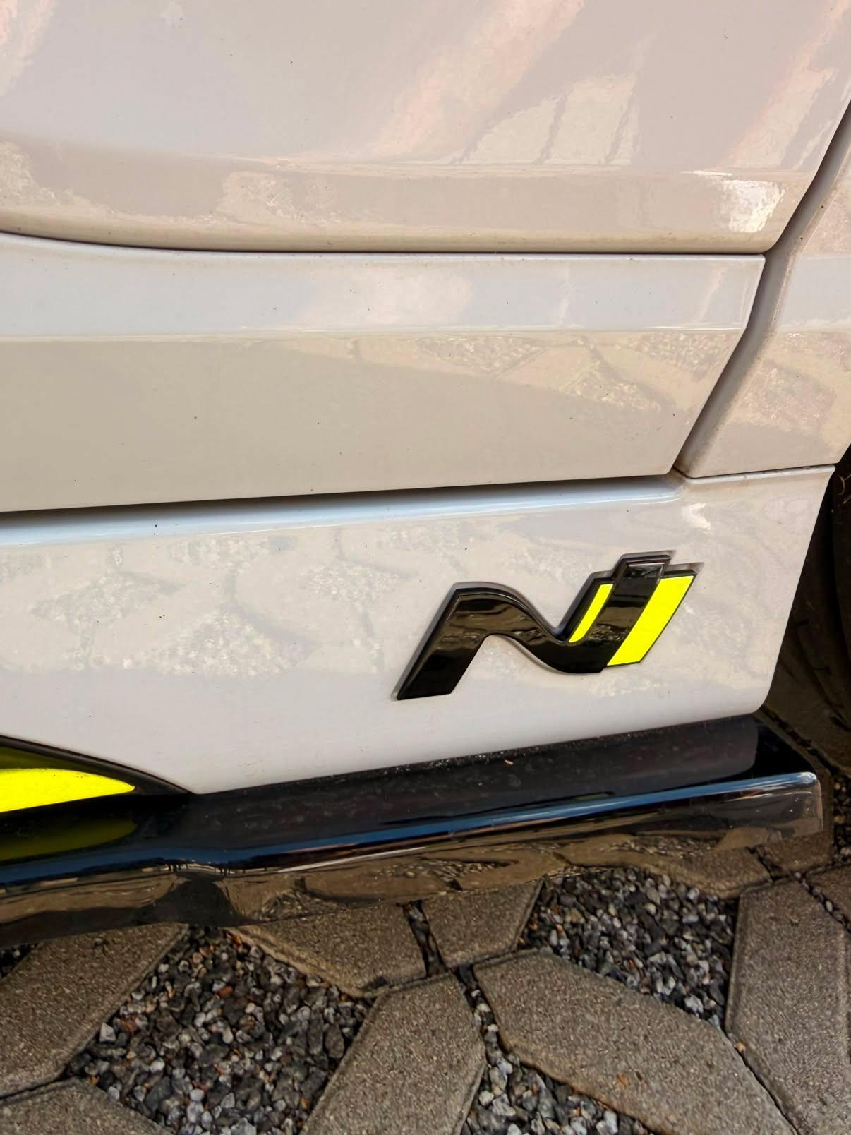 N Logo Emblem SET für SEITENSCHWELLER Hyundai KONA N in Wunschlackierung