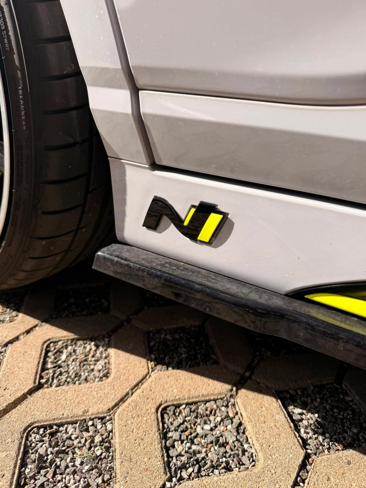 N Logo Emblem SET für SEITENSCHWELLER Hyundai KONA N in Wunschlackierung