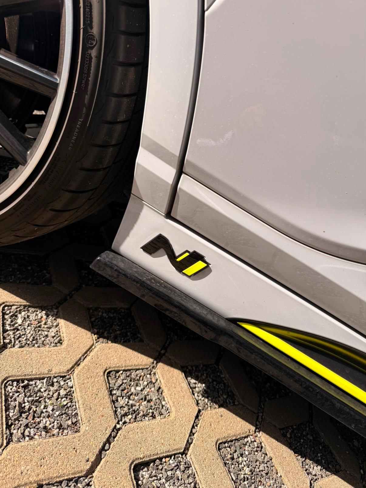 N Logo Emblem SET für SEITENSCHWELLER Hyundai KONA N in Wunschlackierung