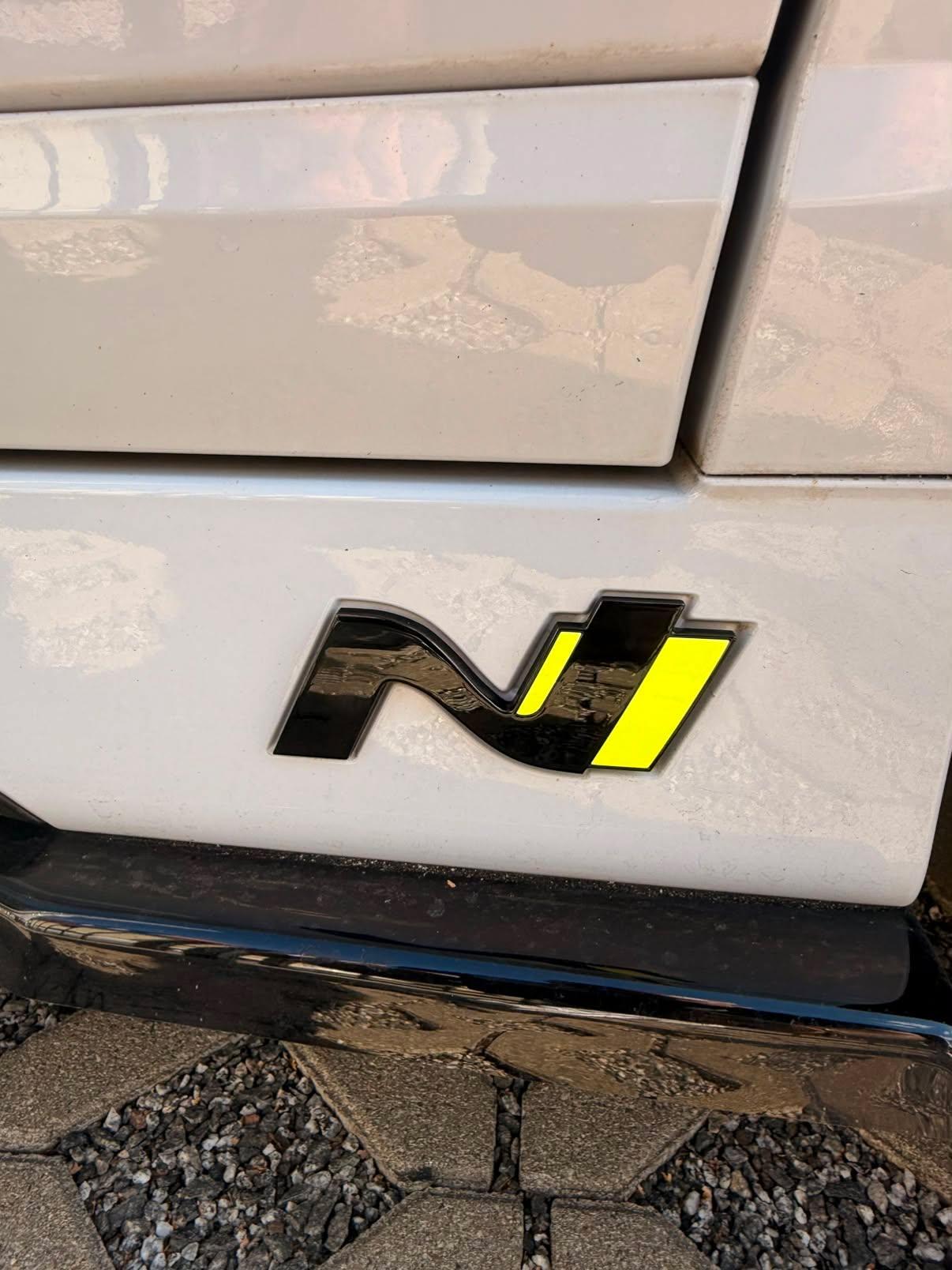 N Logo Emblem SET für SEITENSCHWELLER Hyundai KONA N in Wunschlackierung
