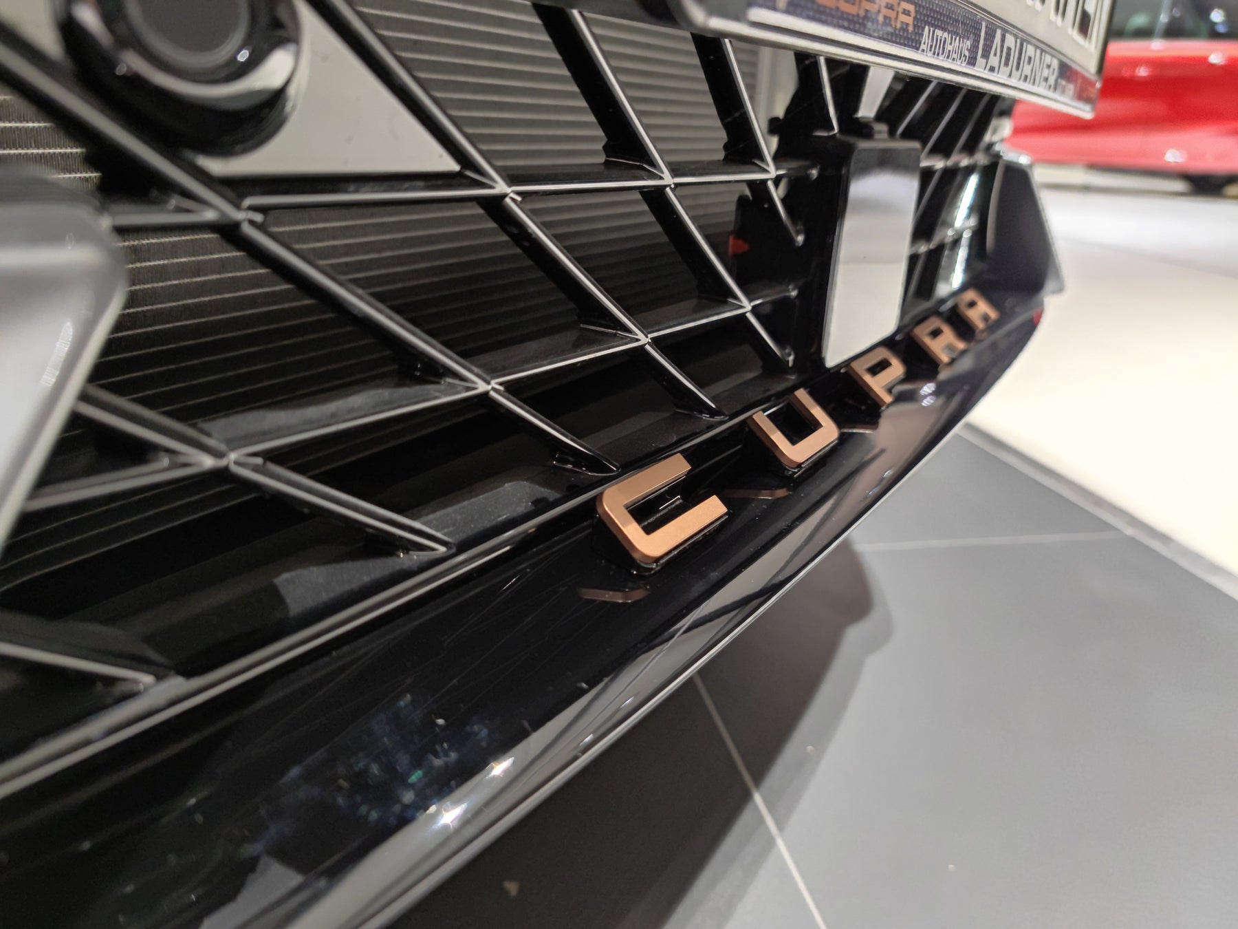 Cupra Schriftzug Kuhlergrill