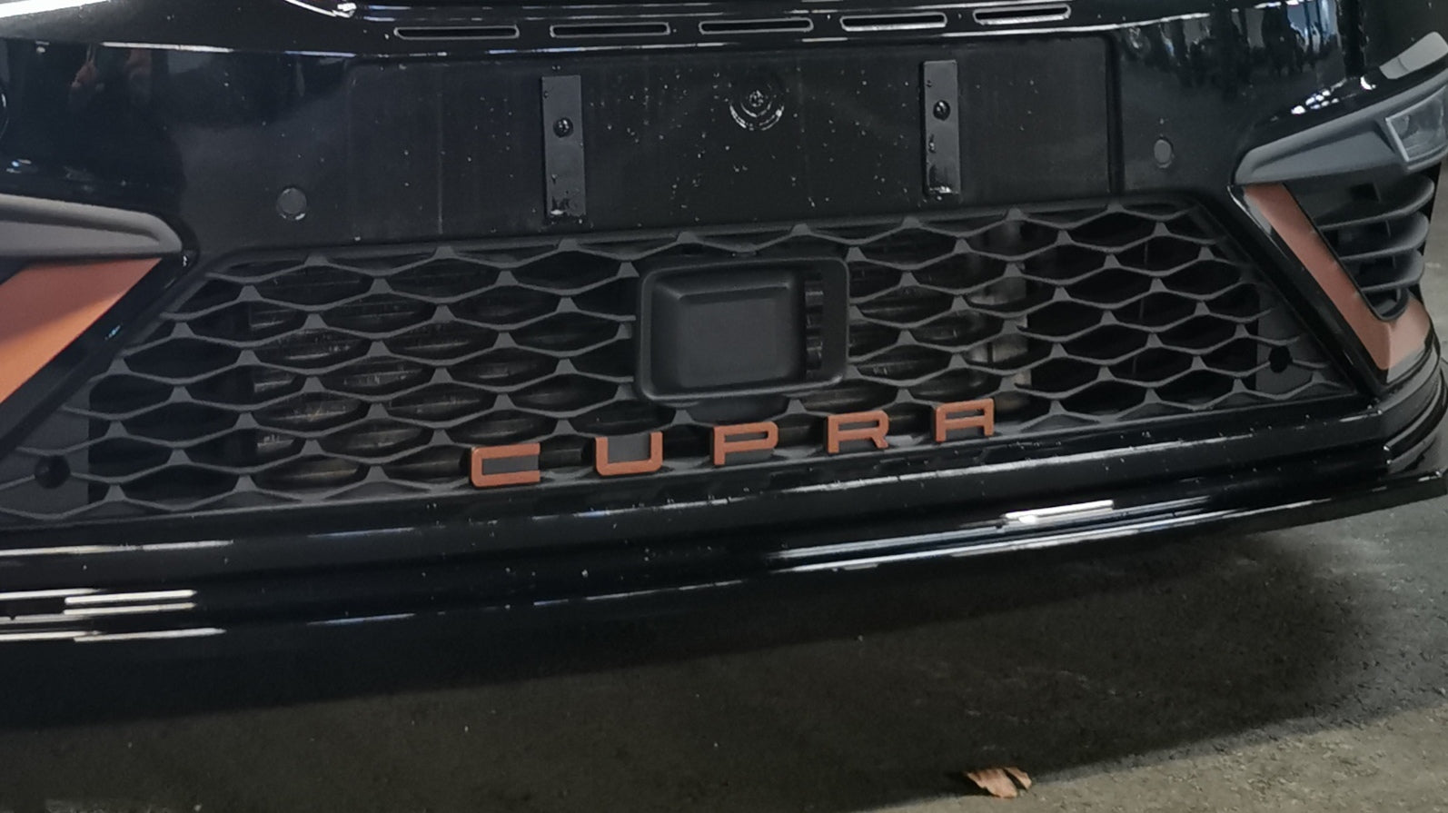 Original Cupra lettering for the front grille in Cupra copper with click system